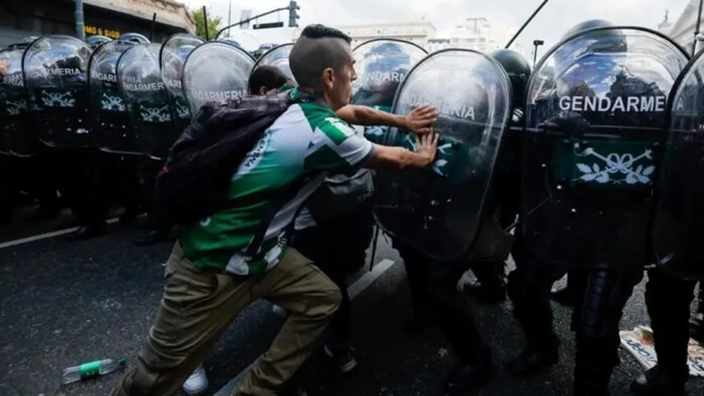 la-represion-las-puertas-del-congreso-la-nacion-una-marcha-apoyo-los-jubilados
