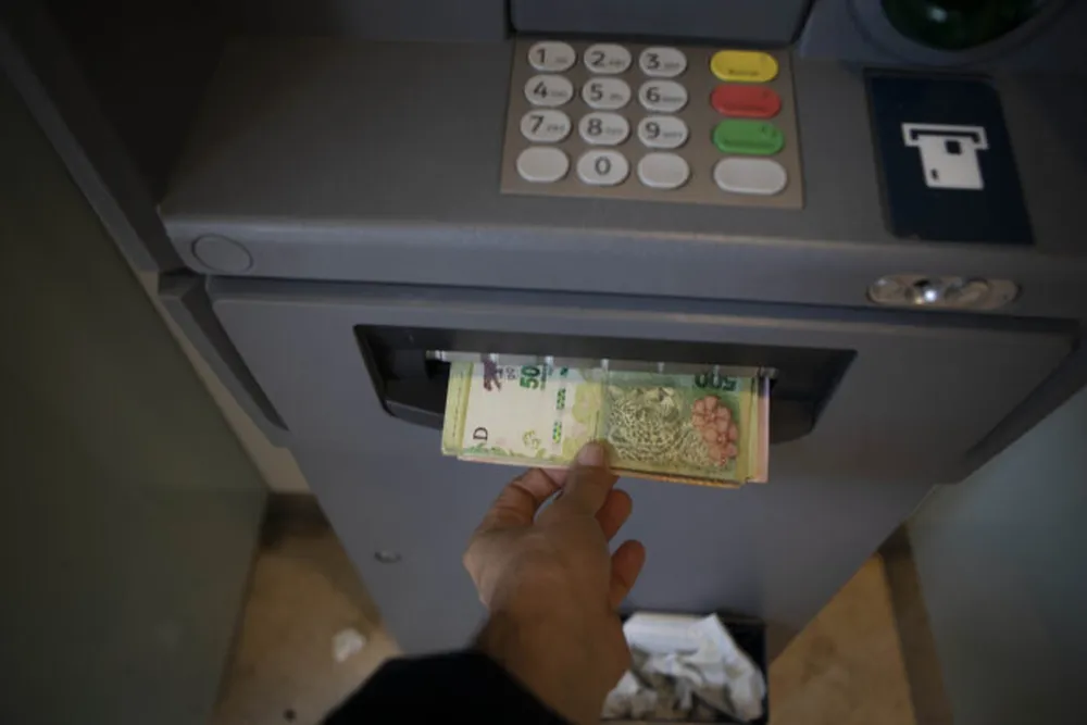 una-persona-retira-dinero-un-cajero-automatico-agencia-xinhua