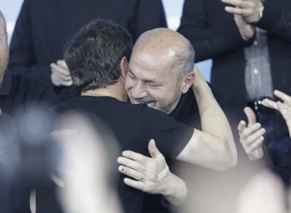 el-intendente-mario-secco-abraza-axel-kicillof